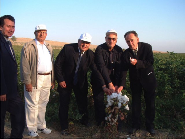 agricultureministershowingsuccessofcottonwheatrotationtajikistanseptember2002.jpg
